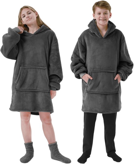 Jongen en meisje in donkergrijze oversized hoodie dekens, met capuchon en grote buidelzak.