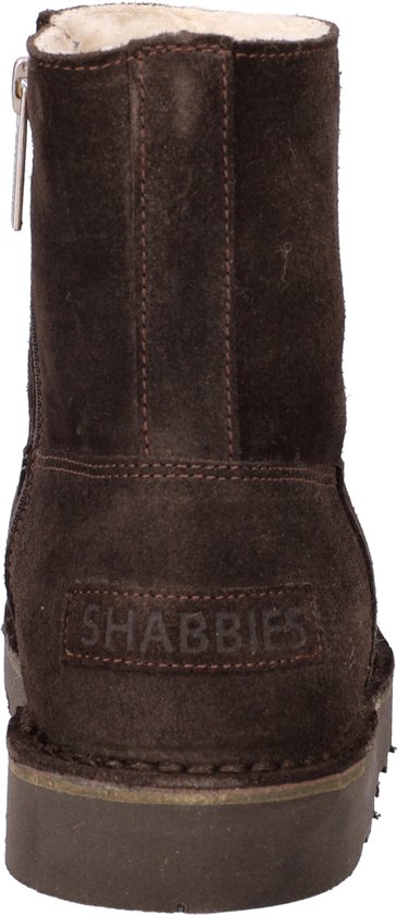 Achterkant bruine suède enkellaars met crème voering, platte zool en 'SHABBIES' logo.