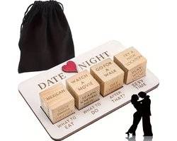 Date Night Dobbelspel voor Koppels - Romantisch Spel voor Volwassenen - 4 Houten Dobbelstenen met bo