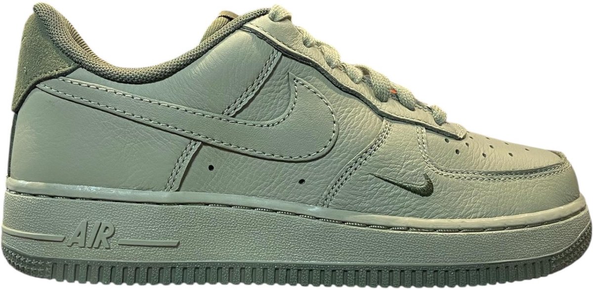 Nike Air FORCE 1 ’07 LV8 Sneakers Unisex Groen