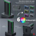 Zwarte oplaaddock voor Switch Joy-Cons met groene RGB lichtstrip. Toont de 6 RGB-kleuren: groen, blauw, cyaan, geel, roze, wit. Met knop om licht te bedienen.