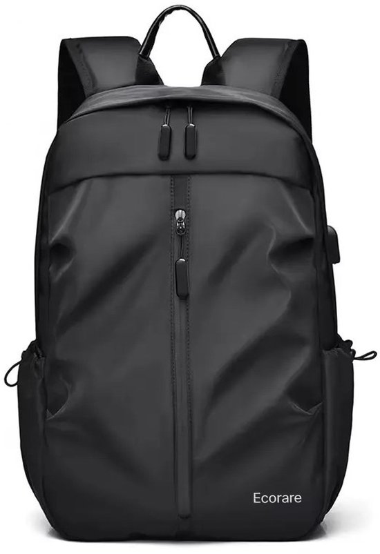 Zwarte Ecorare rugzak met ritssluiting, laptopvak en USB-poort.