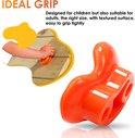 Een oranje klimsteen met een getextureerd oppervlak voor een stevige grip.