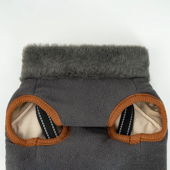 Donkergrijze fleece voering met bruine bies en openingen voor de poten.