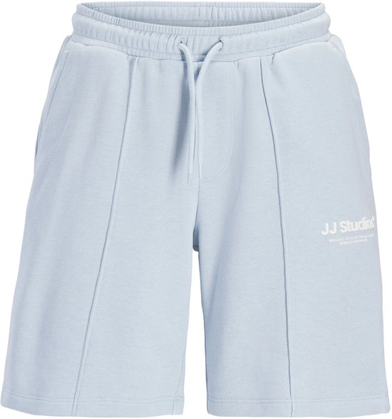 Lichtblauwe joggingbroek voor jongens met trekkoord, deelnaden en logo op de zijkant.