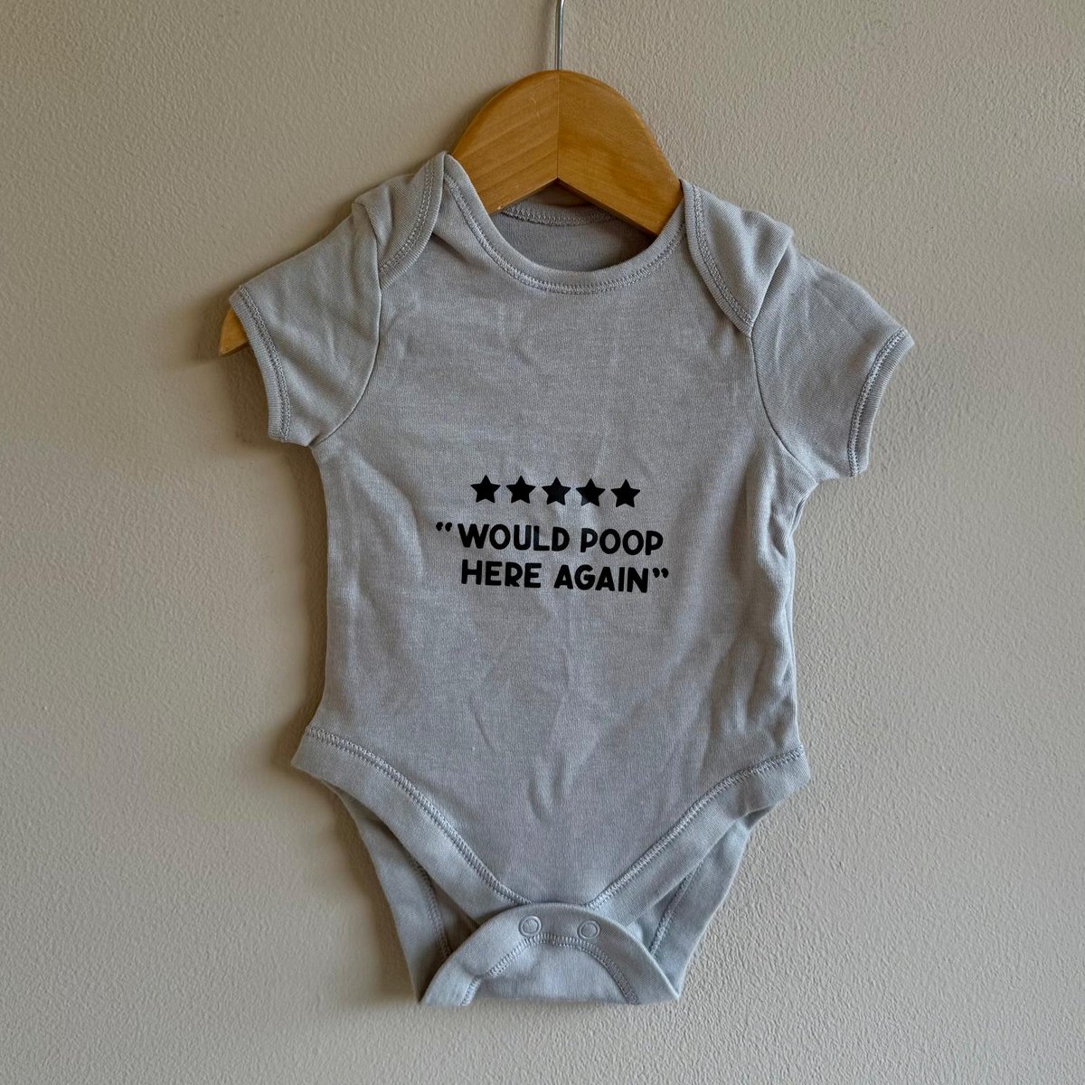 Wij & Blij - Kraamcadeau | kraamcadeautje | baby - rompertje met tekst mt 56/62 - grijs- Would poop here again