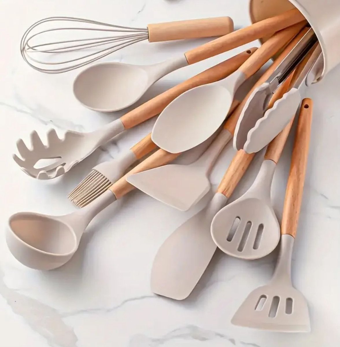 13-Delige Non-Stick Siliconen Keukengerei Set – Beige – Hittebestendig & BPA-vrij – Inclusief Messenslijper & Opbergkoker – Anti-aanbak, Krasvrij & Eenvoudig te Reinigen