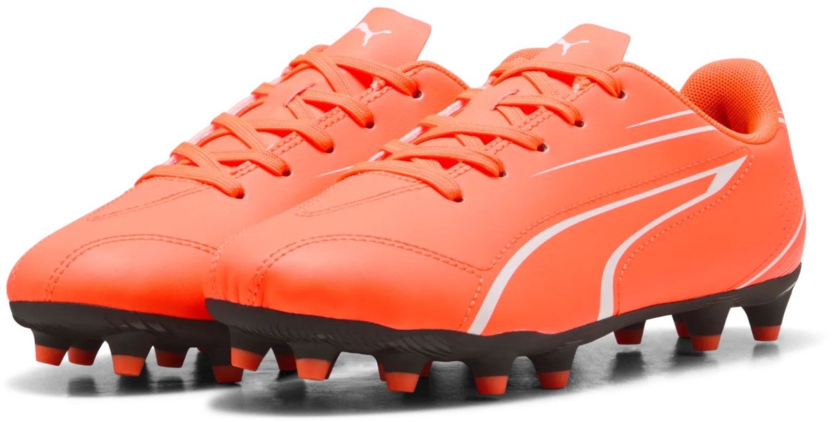 Puma voetbalschoenen Vitoria FG/AG junior rood zwart kunstgras.