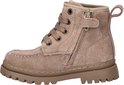 Zij-aanzicht van beige suède veterlaarsjes met ritssluiting en dikke zool.