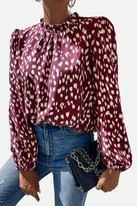 Wijnrood satijnen blouse met lange pofmouwen, hoge ruches hals en luipaardprint in crèmekleur.