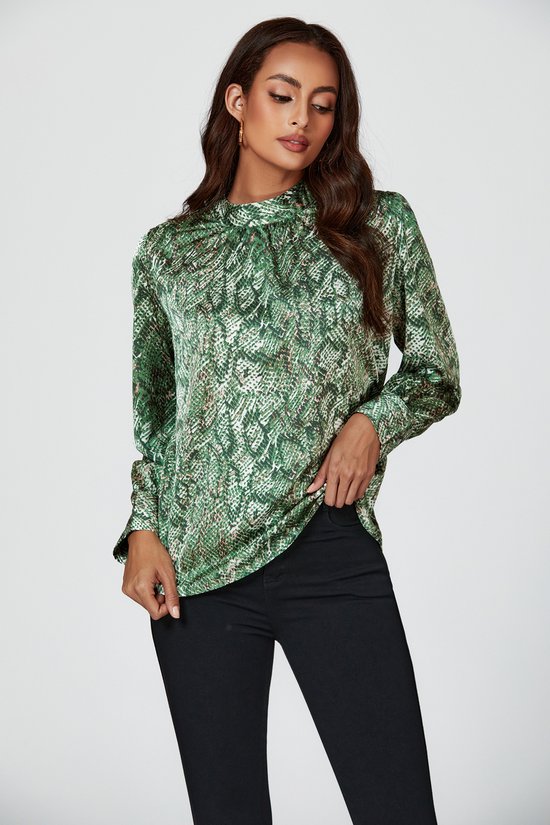 Groene satijnen top met hoge hals en lange mouwen, met dierenprint. De top is van het merk FS Collection.