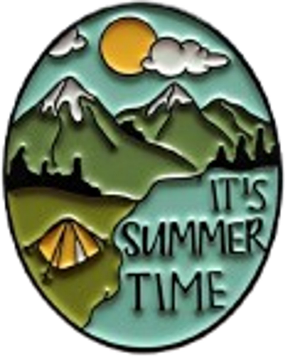 Pin Broche - I'ts summer time - Kledingspeld - Bergen kamperen wandelen - Speldje voor rugzak of kleding - Kleine cadeautjes - enamel pin - Grappige badge - 1 stuk