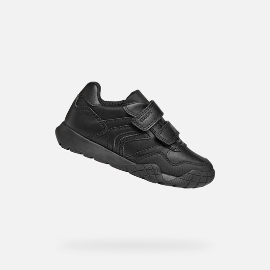 Zwarte Geox sneaker met twee klittenbandsluitingen en gestikte details op de zijkanten, gedraaid.