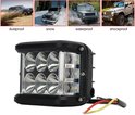 Zwarte LED-lamp met acht reflectoren en vier oranje LED's, met afbeeldingen van off-road voertuigen in stof, sneeuw en regen.
