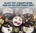 Zwarte en witte gourmetstellen met diverse ingrediënten en bijgerechten op tafel.