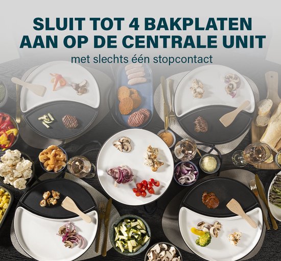 Zwarte en witte gourmetstellen met diverse ingrediënten en bijgerechten op tafel.