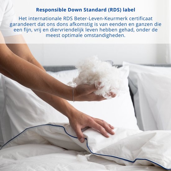 Handen houden dons vast boven een witte donsdeken, met RDS label