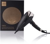 Zwarte ghd helios professionele föhn naast de bijpassende zwarte doos met gouden cirkelpatroon.