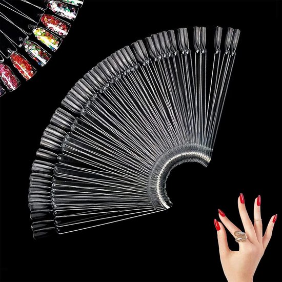Un éventail de pointes d'ongles transparentes et une main avec des ongles rouges et des bagues.