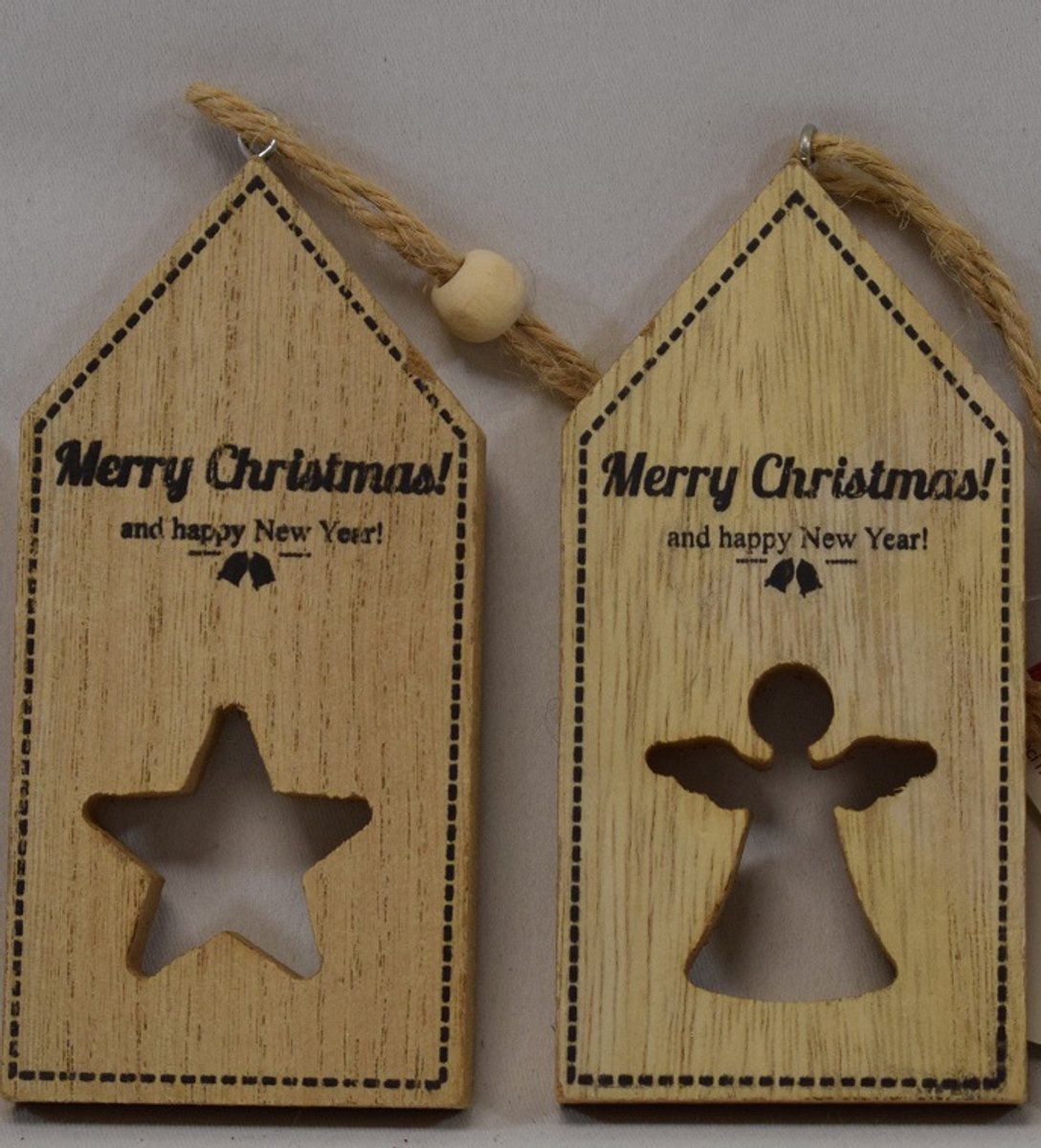 ZoeZo Design - 10 stuks - kersthanger - 100% natuurproduct - hout - met tekst - engel - ster - kerstboom - assorti - H 10 - Br 5 - dikte 1 cm - met jute koordje