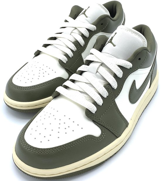 Witte en olijfgroene leren Air Jordan 1 lage sneakers met witte veters en crèmekleurige zool.