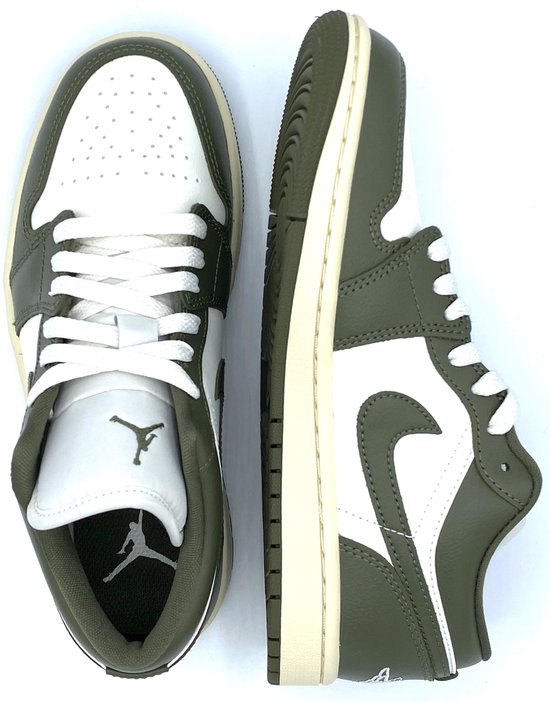 Olijfgroene en witte leren Air Jordan 1 lage sneakers, gezien van bovenaf en vanaf de zijkant. Met witte veters en Jordan-logo's.