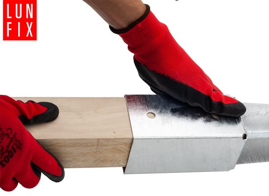 Des gants rouges sont utilisés pour glisser une poutre en bois dans un connecteur d'angle LUN FIX.