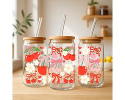 Creasowl® Coquette Cherries Glazen Beker 500 ml – met deksel & rietje – Trendy smoothie beker, Iced Coffee glas, Herbruikbare drinkbeker met kersen print – Aesthetic stijl – Cadeau tip