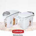 Twee witte Curver bakken met katten decoratie op een houten ondergrond. Een bak heeft een grijze deksel.
