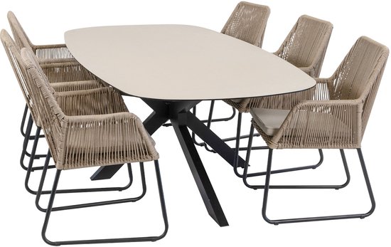 Ovale tafel met beige blad en zes gevlochten stoelen, geïsoleerd op witte achtergrond.