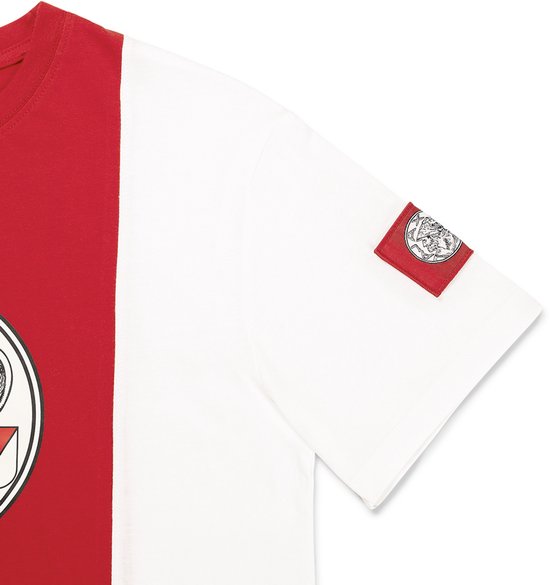 Detail van het Ajax embleem op de mouw van een wit T-shirt met rode verticale baan.