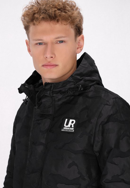 Close-up van een zwarte jas met capuchon en een logo patch met 'UR URBAN RAIN'.