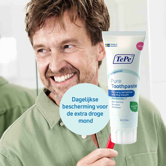 Man met grijzend haar lacht terwijl hij een TePe Pure Tandpasta tube vasthoudt. "Made in Sweden" label bovenaan.