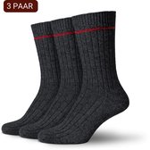 Drie paar donkergrijze Sukats sokken met ribbels en een rood streepje.
