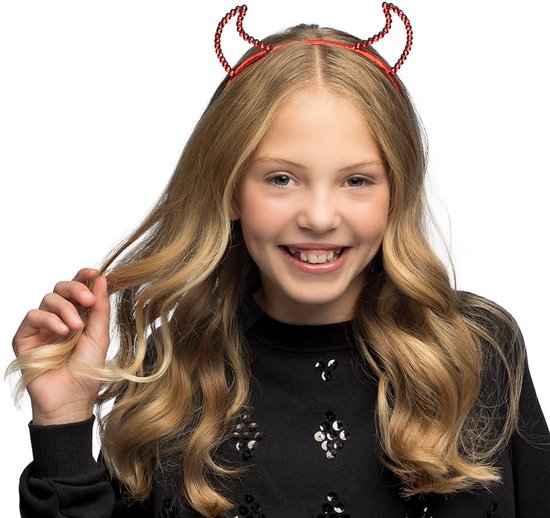 Meisje met blond haar, lachend, met rood diadeem met glitter hoorntjes.