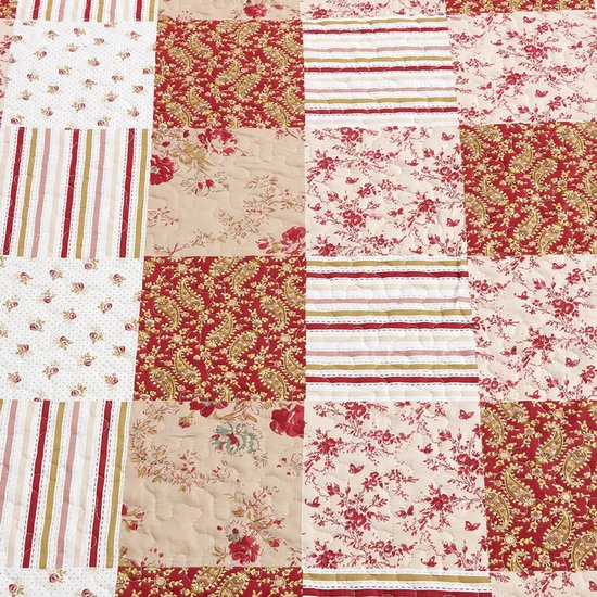 Lichtgewicht bordeauxrode quilt met patchwork van bloemen-, paisley- en streepmotieven op een beige ondergrond.