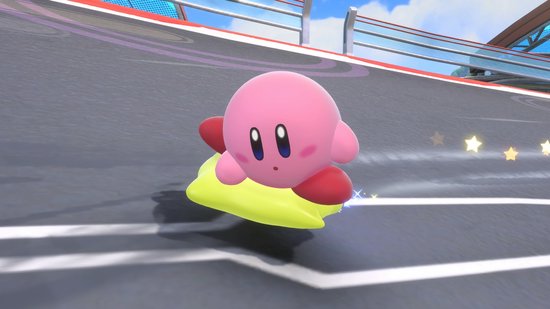 Kirby op een gele glider, vliegend op een racecircuit met sterren en fonkelingen.