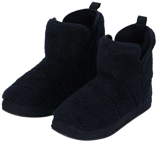 Een paar navy blauwe teddy sloffen met hoge schachten en aantreklusjes.