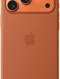 Vue détaillée d'une coque terracotta pour iPhone 17 Pro Max avec îlot caméra orange.