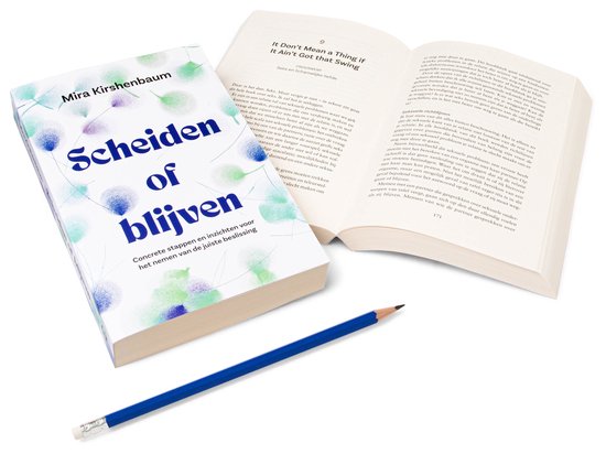 Een boek met de titel "Scheiden of blijven" naast een open boek en een blauwe potlood.