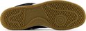 Onderkant van bruine rubberen zool van zwarte New Balance sneakers met visgraatprofiel.
