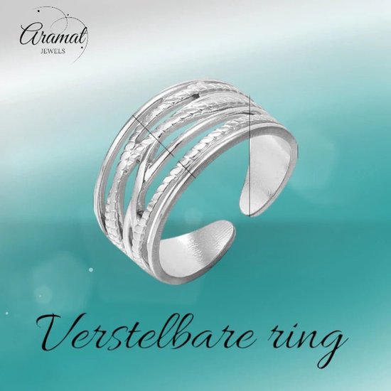 Zilverkleurige verstelbare ring met lijnen en patronen, op een turquoise achtergrond.