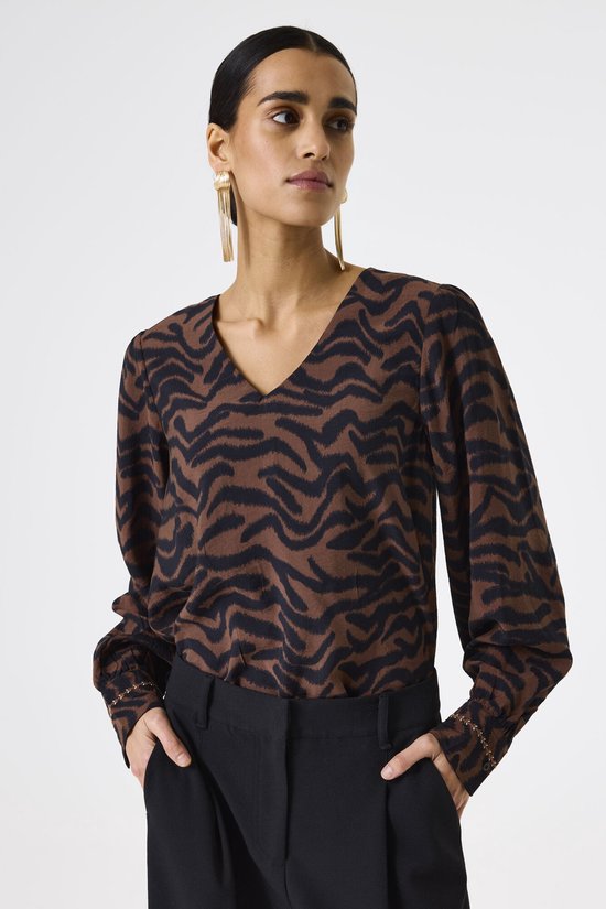 Mannequin portant une chemise marron à imprimé tigré noir, col en V et manches bouffantes avec poignets brodés.