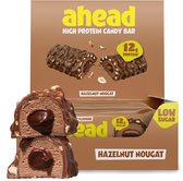 Hazelnoot nougat reep, gedoopt in chocolade met stukjes noot. Met "ahead HIGH PROTEIN CANDY BAR" logo en "12g PROTEIN".