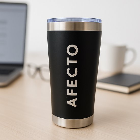 Zwarte Afecto koffiebeker met zilverkleurige letters "AFECTO" en een transparant deksel.