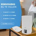 Witte Aironex luchtbevochtiger van 3.8 liter wordt bijgevuld met water. Ernaast ligt de deksel. Er wordt aangegeven 'Eenvoudig bij te vullen' met de looptijden per stand.