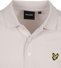 Close-up van een lichtpaarse Lyle & Scott polo met twee knoopjes aan de voorkant en een geel geborduurd logo.