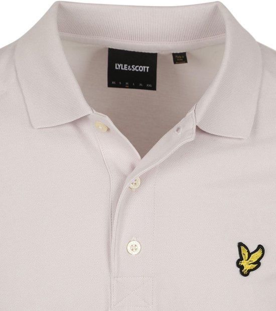Close-up van een lichtpaarse Lyle & Scott polo met twee knoopjes aan de voorkant en een geel geborduurd logo.