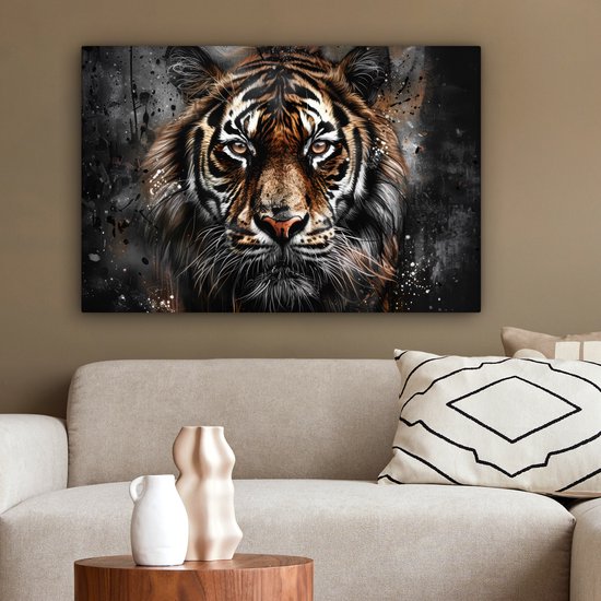 Een tijgerportret hangt boven een bank met een bijzettafel.