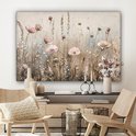 Een schilderij met roze bloemen en grassen op een beige achtergrond, bij houten stoelen.